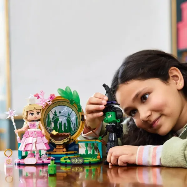 LEGO® Wicked: Figurine Elphaba și Glinda (75682) imaginea 3