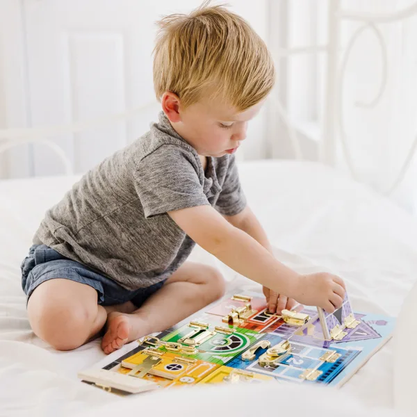Melissa & Doug: Tablă din lemn cu încuietori și zăvoare pentru dezvoltarea abilităților - Spin Master imaginea 3