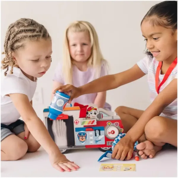 Set de pompieri cu mașină de lemn pentru dezvoltarea abilităților Marshall din Patrula Cățelușilor, cu accesorii - Melissa & Doug imaginea 4