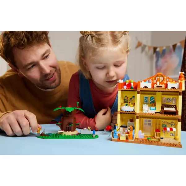 LEGO® Bluey™: Casa de familie Bluey (11203) imaginea 6