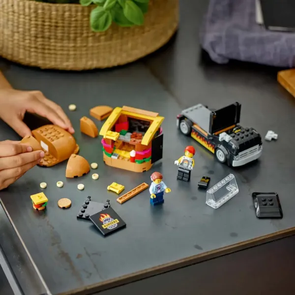 LEGO® City: Furgon de hamburgeri (60404) imaginea 3