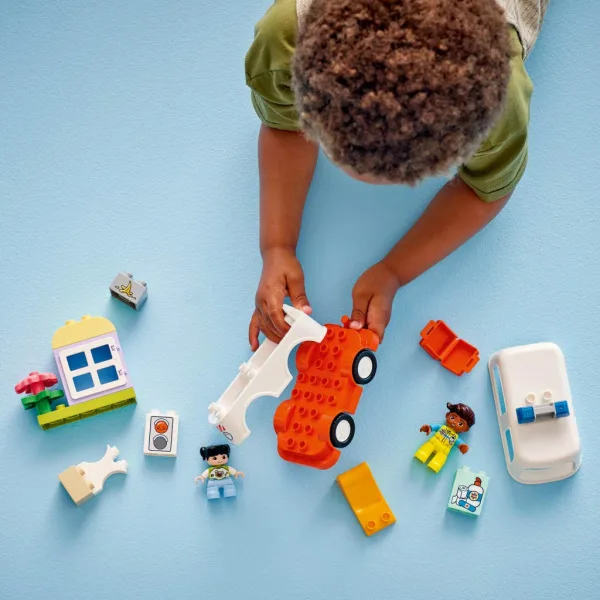 LEGO® DUPLO®: Mașină de salvare și șofer de salvare (10447) imaginea 3