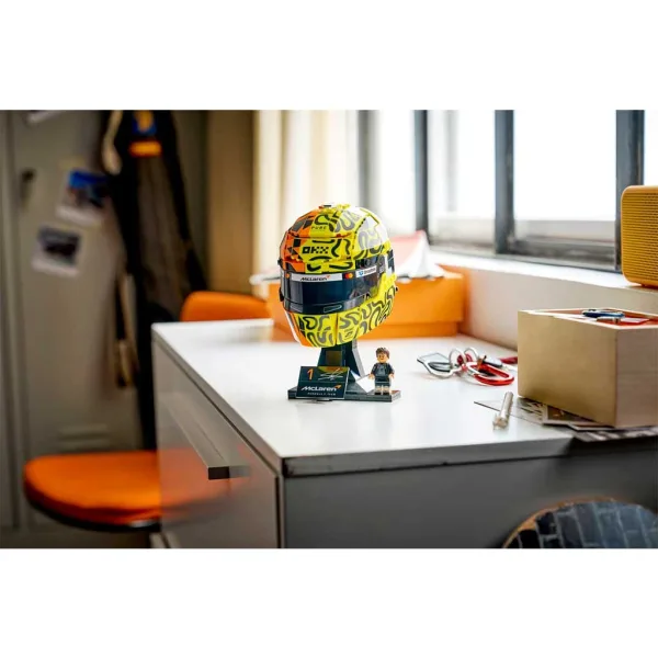 LEGO® Editions: McLaren Mastercard F1® Team Lando Norris cască (43023) imaginea 6