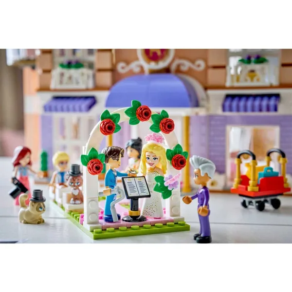 LEGO® Friends: Grand Hotel din Heartlake City (42704) imaginea 7