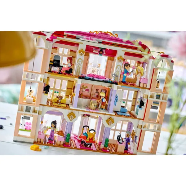 LEGO® Friends: Grand Hotel din Heartlake City (42704) imaginea 8