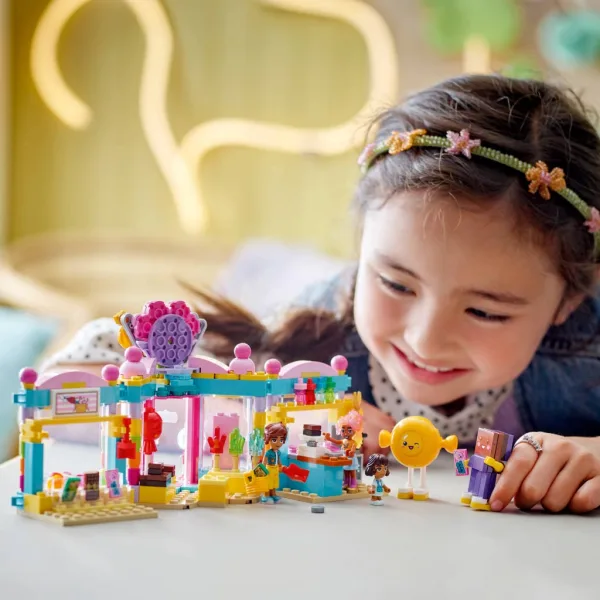 LEGO® Friends: Magazinul de dulciuri din Heartlake City (42649) imaginea 3