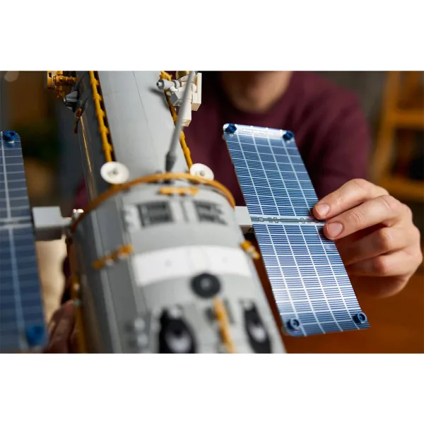 LEGO® Icons: Telescopul spațial Hubble (11383) imaginea 10