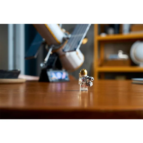LEGO® Icons: Telescopul spațial Hubble (11383) imaginea 12