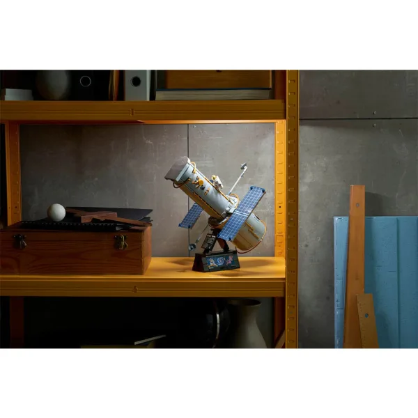 LEGO® Icons: Telescopul spațial Hubble (11383) imaginea 17