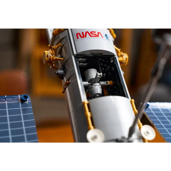 LEGO® Icons: Telescopul spațial Hubble (11383) imaginea 18