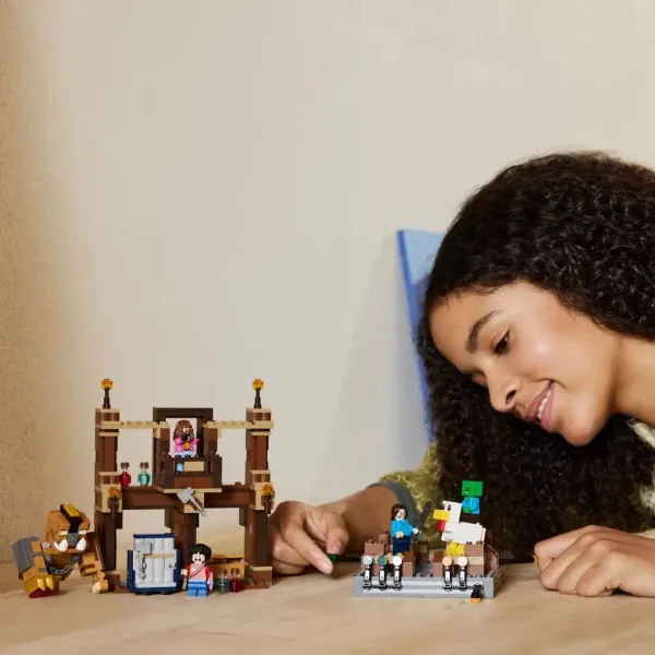 LEGO® Minecraft: Arenă de luptă lângă casa din pădure (21272) imaginea 3