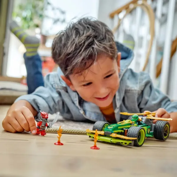 LEGO® Ninjago: Mașina de curse cu retragere a lui Lloyd (71828) imaginea 4