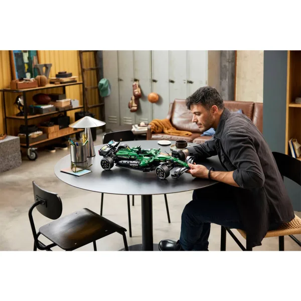 LEGO® Technic: Aston Martin Aramco AMR25 F1® mașină (42240) imaginea 13