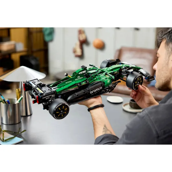 LEGO® Technic: Aston Martin Aramco AMR25 F1® mașină (42240) imaginea 14