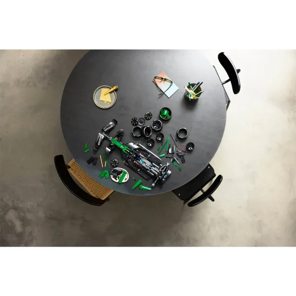 LEGO® Technic: Aston Martin Aramco AMR25 F1® mașină (42240) imaginea 8