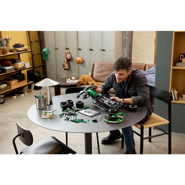 LEGO® Technic: Aston Martin Aramco AMR25 F1® mașină (42240) imaginea 9