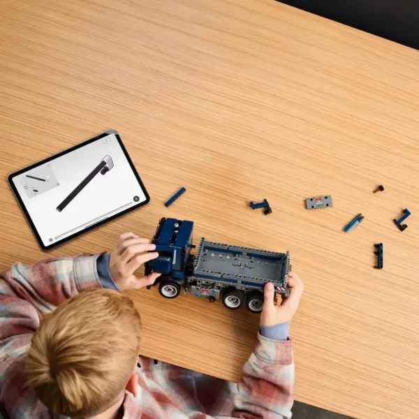 LEGO® Technic: Camion cu platformă basculantă (42203) imaginea 3