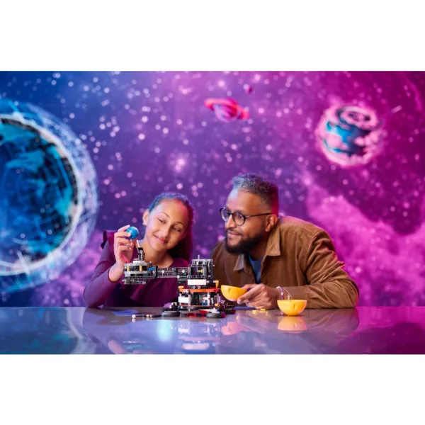 LEGO® Technic: Pământul și Luna care orbitează în jurul Pământului (42179) imaginea 3