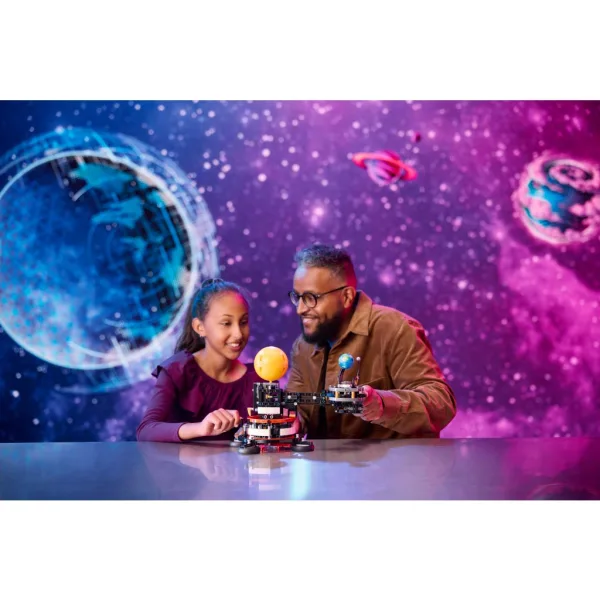 LEGO® Technic: Pământul și Luna care orbitează în jurul Pământului (42179) imaginea 5