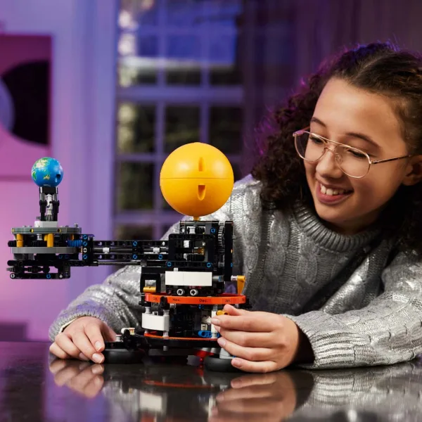 LEGO® Technic: Pământul și Luna care orbitează în jurul Pământului (42179) imaginea 7