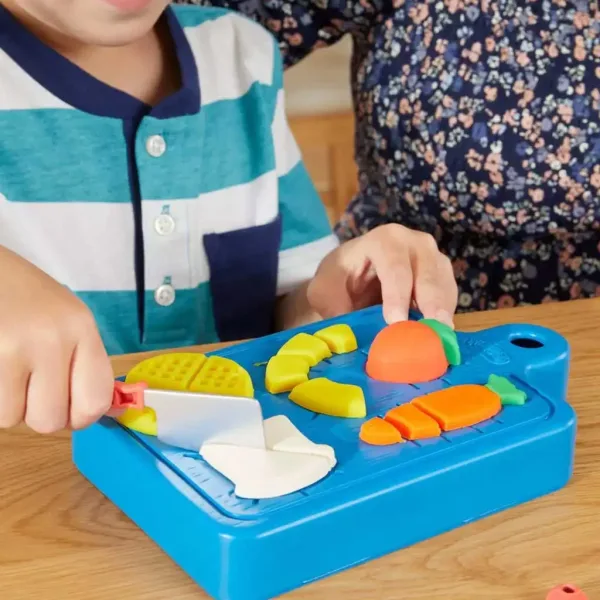 Play-Doh: Little Chef set plastilina cu 5 tuburi de plastilina si accesorii 255g - Hasbro imaginea 4