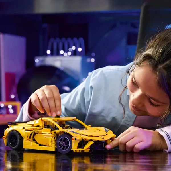 LEGO® Technic: Chevrolet Corvette Stingray (42205) imaginea 4