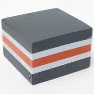 Carnet în culorile negru-alb-portocaliu, dimensiuni 8,5x8,5x4 cm