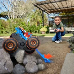 Hot Wheels Monster Trucks: Mega Tiger Shark RC mașină cu telecomandă - Mattel imaginea 3