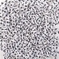 PlayBox: Mărgele de plastic pentru topire cu caractere speciale, set de 300 bucăți