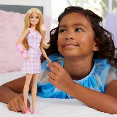 Barbie: Prietene Fashionista păpușă de modă stilată în rochie roz cu carouri – Mattel imaginea 5