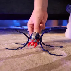 Hex Bots: Skitter Bot robot păianjen interactiv – albastru-roșu - Spin Master imaginea 3