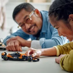 LEGO® Speed Champions: McLaren F1® Team MCL38 mașină de curse (77251) imaginea 4