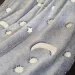 Buddy&amp;Barney: Pătură care luminează în întuneric cu model galaxie 152x127cm