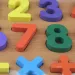 Joc de potrivire a formelor din lemn cu numere colorate 30x22cm