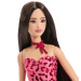 Barbie: Fashionista Prietene brunetă păpușă la modă cu rochie cu imprimeu leopard – Mattel