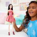 Barbie: Fashionista Prietene brunetă păpușă la modă cu rochie cu imprimeu leopard – Mattel