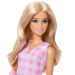 Barbie: Păpușă de modă Fashionista Prietene stilate în ghips, cu rochie roz în carouri – Mattel