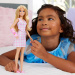 Barbie: Păpușă de modă Fashionista Prietene stilate în ghips, cu rochie roz în carouri – Mattel