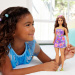 Barbie: Păpușă fashionistă prietenă cu rochie florală și șuvițe mov – Mattel
