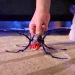 Hex Bots: Skitter Bot robot păianjen interactiv – albastru-roșu - Spin Master imaginea 3